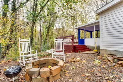 Image de 1 Mi to Lake Allatoona: Family Home on Farm!