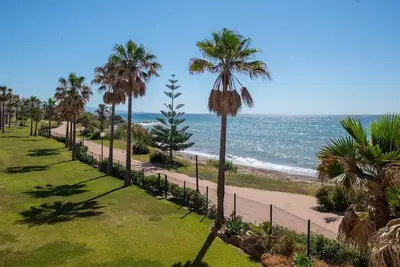 Image de Appartement \"Fantastic Beachfront\" avec vue sur la mer, Wi-Fi et climatisation