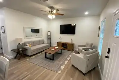 Image de 2 minutes to the Beach! Centrally located and family friendly vacation retreat!