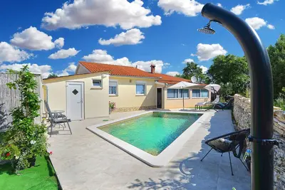 Image de Villa avec piscine, espace barbecue et salle de jeux
