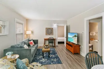 Image de Downtown Libertyville Apt Near Naval Base