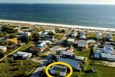 Image de “Be As You Are Beach House” 1. 5 min walk to the white sands of Mexico Beach!