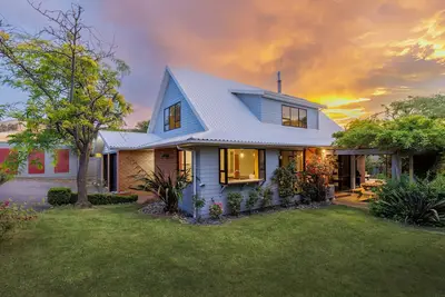 Image de Relax and unwind in your home away from home in a large private home