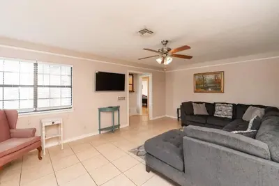 Image de Large and Cozy Home Near River and Downtown
