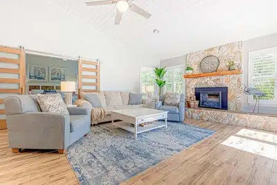 Image de Luxury Waterfront Oasis w/Pool, Covered Dock, Firepit & Putting Green!