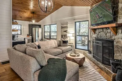 Image de Treetop Getaway - Pet Friendly | Hot Tub | Screened Porch