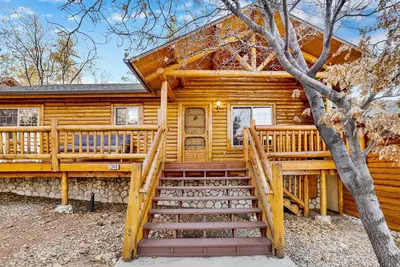 Image de Crescenta Pines Log Cabin Retreat w/ Hot Tub