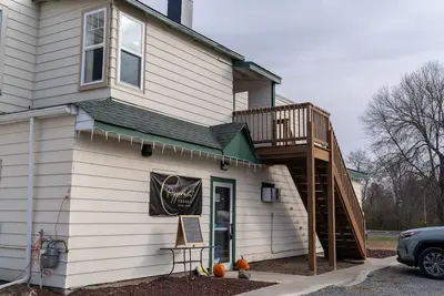 Image de Serene Retreat: Charming Second Story 2-Bedroom 1 Bath Apartment