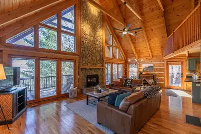 Happy Trees Cabin: Pet Friendly Spacious Cabin with Pool Table 15min to Boone!