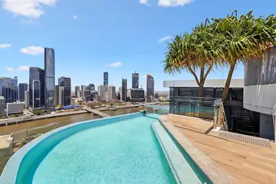 Image de Chic 2-Bed with Rooftop Pool Overlooking the City