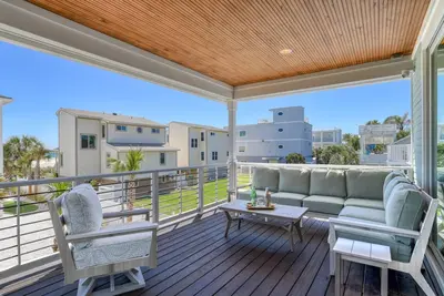 Image de Luxury Home Steps to Beach! 4 Masters, Firepit, Ping Pong, Putting Green, Ev charger, Balconies, Ada