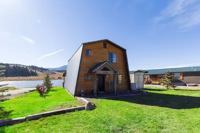Image de Lakefront, Firepit, Grill, Kayaks, Private Dock, 20m Yellowstone, Sleeps 6, Henry's Hatch Cabin