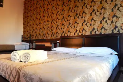 Image de Large and cozy room suitable for both a group of friends and families