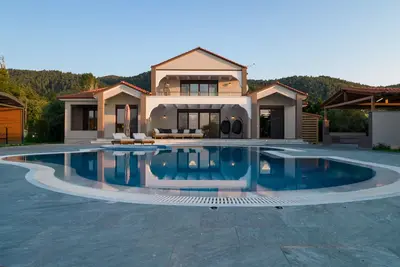 Epavli Alexandros: Luxurious Beachfront Villa in Vourvourou.