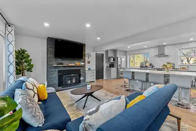Image de Heart of Lakewood Center - Private Hot Tub / Fenced Yard / Games