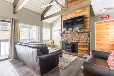 Image de Mountain rustic charm surrounds you. Sleeps 6 comfortably and townhome style