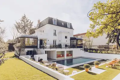 Image de Maison de prestige avec piscine extérieure à quelques pas de Paris. . . !