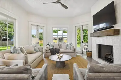 Image de Lavish Mississippi Home | Steps from Beach