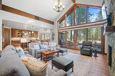 Luxury Lakefront Home with Hot Tub, Bbq & Arcade