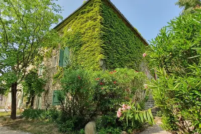 Image de Joli gîte pour 4 près d'Uzès, climatisé, avec piscine et jardin clos