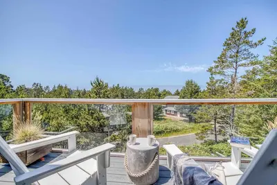 Image de Fantastic Manzanita Home Near Golf, Park, and Beach, King Suite, Decks, Spa Tub!