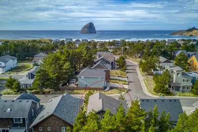 Image de Custom 3-Story Near Beach, Pet Friendly, with Loft, Ping-Pong Table, and Bikes!
