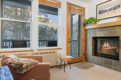 Image de 807 | Luxe 1bd Stay - 790sf, A/C + Full Kitchen