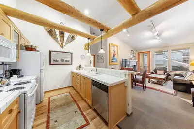 Image de 800 | Upper 2bd Retreat - A/C, Pool + Easy Parking