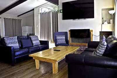 Image de Remodeled 6 Bedroom Chalet, Hot-Tub Near Village