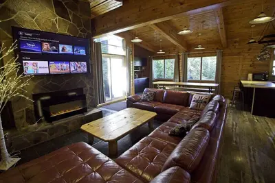 Image de Renovated 6 Bedroom Chalet Hot-Tub/ Near Village