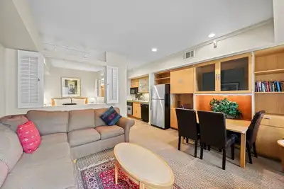 Image de 217 | Studio Steal - A/C, Modern & Budget-Friendly