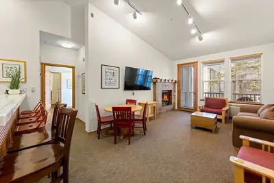 Image de 819 | Elevated 1bd Corner w/ A/C & Hike Access