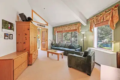 Image de 341 | Peaceful 1bd - Kitchen + Views from the Top
