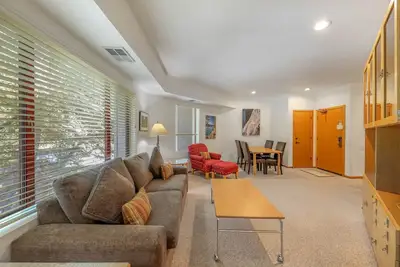 Image de 201 | Bright Corner 1bd w/ A/C, Kitchen & Views