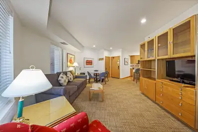 Image de 101 | Relaxing 1bd Stay - A/C, Pool, Sauna, Tennis