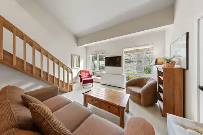Image de 353 | Sunny Loft Stay - Soaks, Swims & Full Fridge