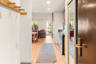 Image de 315 | Chill King Loft w/ A/C – Pool, Tubs & Sleeps 6