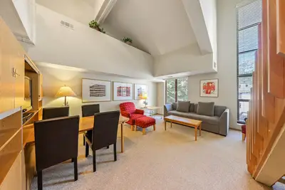 Image de 311 | Sun-Drenched Loft - Trails + Pool Fun