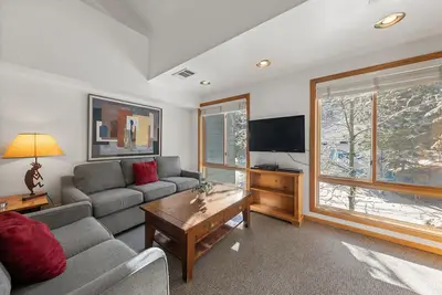 Image de 306 | Loft Getaway for 6  Pool + Trails Await!