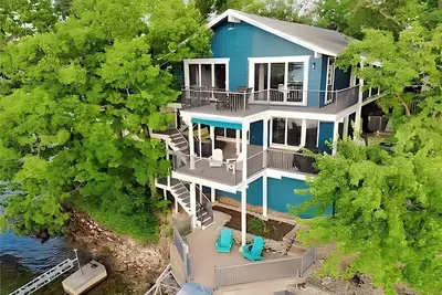 Image de Million Dollar Ozark Oasis - On the water, walk to restaurants/bars & new dock!
