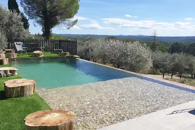 Image de Logement neuf 4 étoiles avec vue panoramique et piscine à débordement