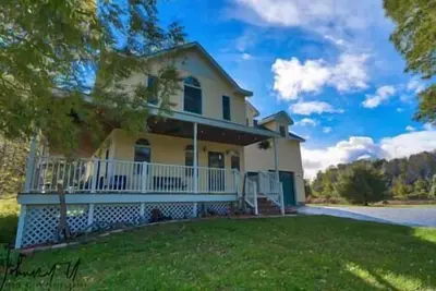 Image de Frankfort Farmhouse | pickleBARn