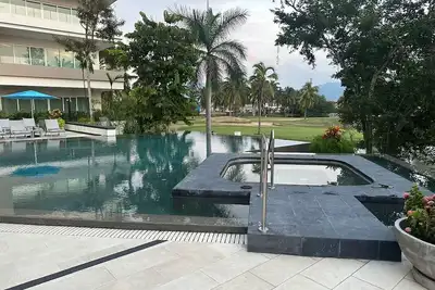 Image de New Luxurious 2-Bed Condo Sleeps 4, 8 minute walk to the Marina