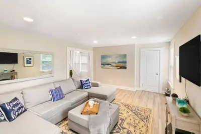 Image de Newly Upd home in Dt Libertyville Near Naval Base!