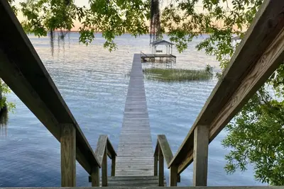 Image de Smooth Sailing on Beautiful Lake Waccamaw in Nc. \n