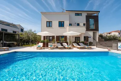 Image de Apartment for 4 persons, pool, 100m from the beach, beautiful view of the sea.