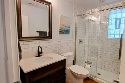 Image de Sunny Pilsen 2 Bed 1 Bath Apt W/Private Office and Garage Parking