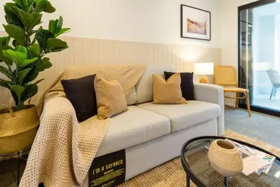 Image de In the heart of it all: 2 bed Cbd townhouse