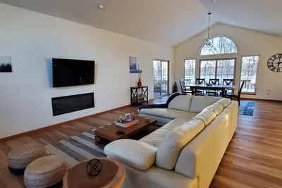 Image de Rustic with a modern twist 3 bdr/3. 5 bath chalet