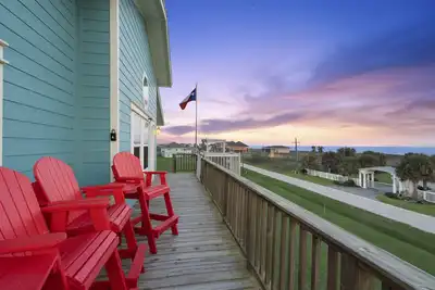 Image de New! Rare Mezzanine Deck, Hot Tub & Beach Views!